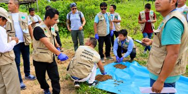 Equipo de trabajo analizando muestras en campo.