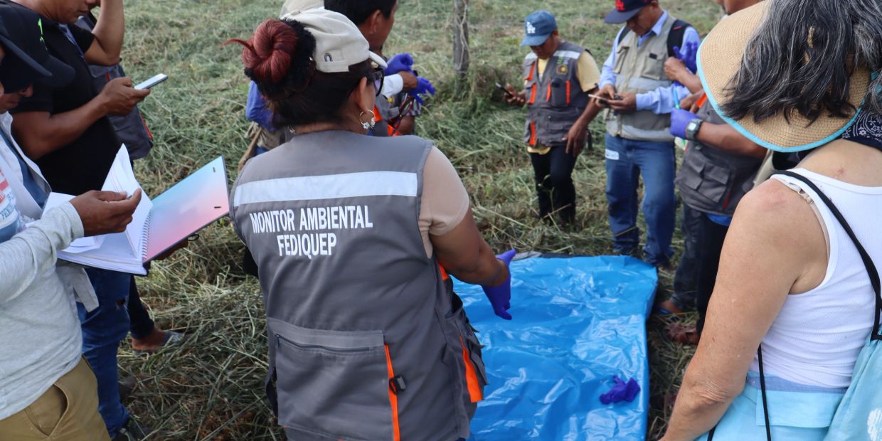 Equipo de monitoreo ambiental en campo.