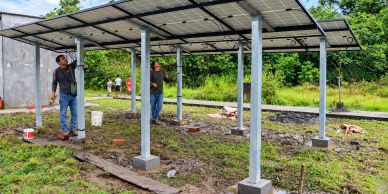 Estructura metálica con paneles solares en construcción.