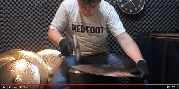 Red Foot Cymbals (Made in Brazil) - shaping by hand/ 100% manual - hand hammered
martelamento manual