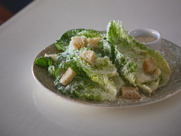 Salade César fraîche avec croûtons sur une assiette.