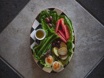 Assiette avec légumes et œufs.