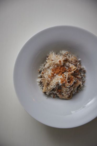 Pâtes avec fromage râpé et chapelure dorée.