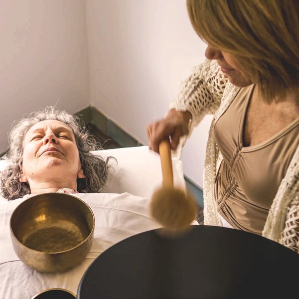 Une expérience Soins Sonores de 60 minutes bien étendu sur une table de massage