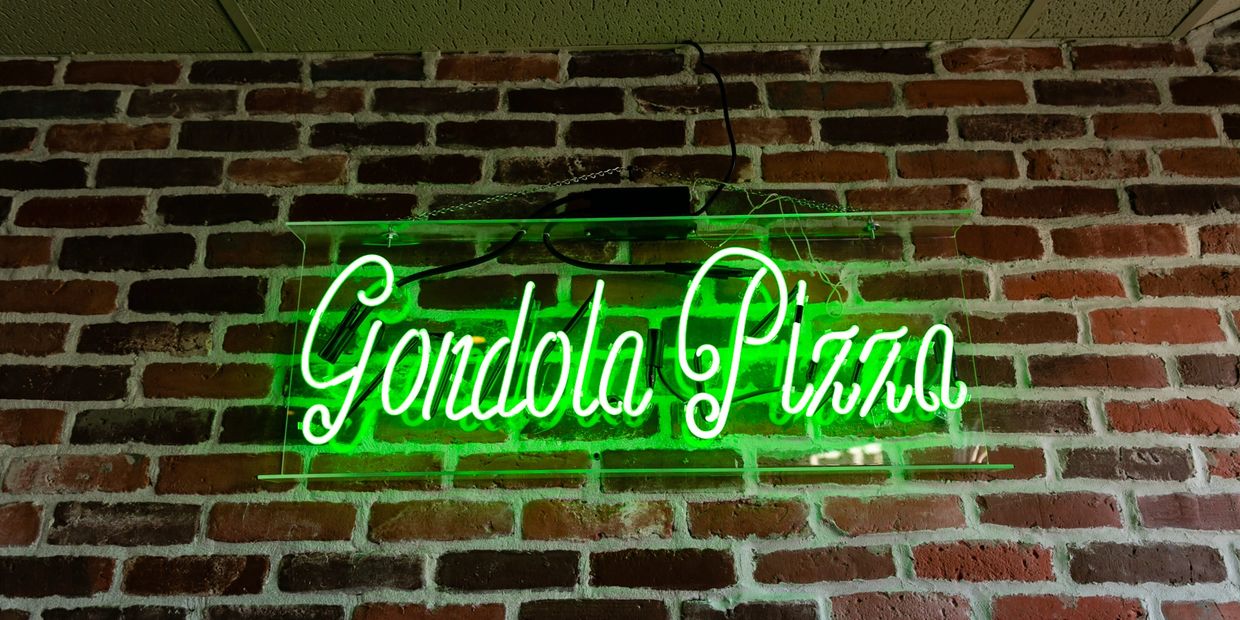 Gondola Pizza name plate in green color
