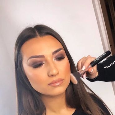 MUA Hayley Bronti buffing to perfection finishing this glamorous makeup look using adorn U brushes