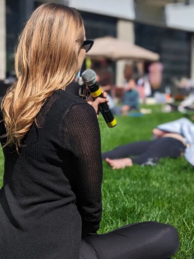 Ashlea Piefer leading a custom sound healing event in Columbus, Ohio.