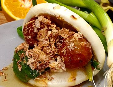 Steamed Bao Bun with Pork Meatballs & crispy shallots
