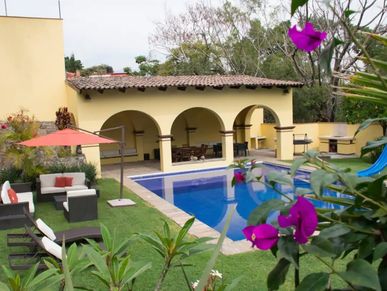 Casa 64 en Cuernavaca con alberca para fin de semana, fiestas y grupos