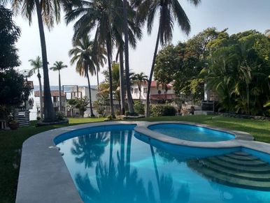 Casa 96 en Tequesquitengo con alberca para fin de semana, fiestas y grupos