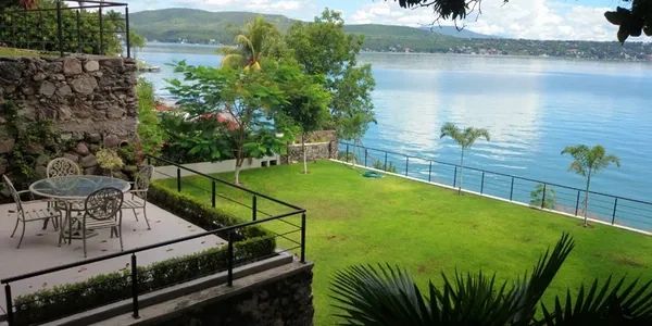 Casa para fiestas y eventos en Tequesquitengo junto lago 30 peronas 10 habitaciones