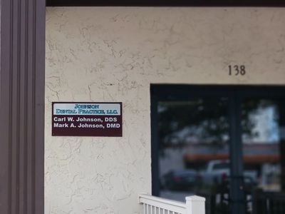Exterior of Johnson Dental Practice in Tarpon Springs.