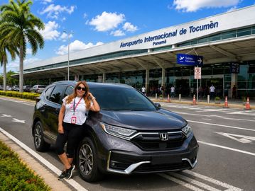 Guía turística privada junto a vehículo en el Aeropuerto Internacional de Tocumen, Panamá, para reco