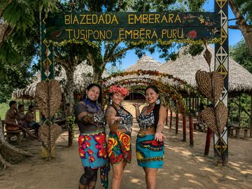 Mujeres de la comunidad Emberá con vestimenta tradicional, dando la bienvenida a los visitantes en s
