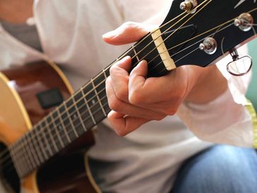 Punina i uvjerljivost zvuka akustične gitare, za širenje ljubavi i muzikalnosti u zajednici. 