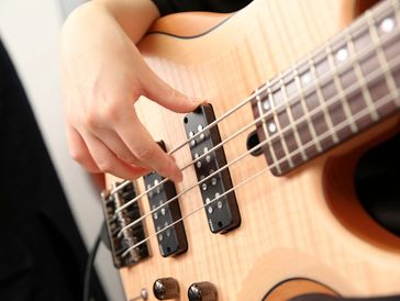 Tečaj bas gitare u Yamaha Music School Zagreb. Ponekad je bolje biti ispod, nego iznad svih. 