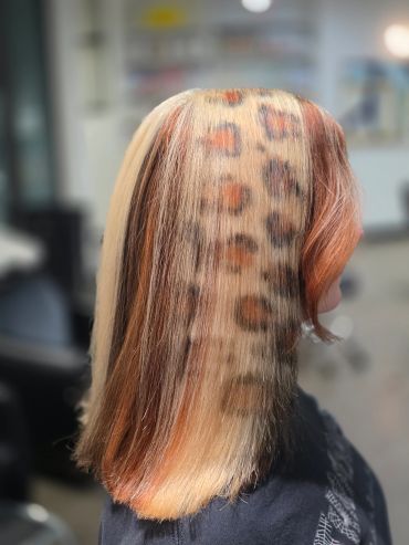 Hairstyle with leopard print and straight hair.