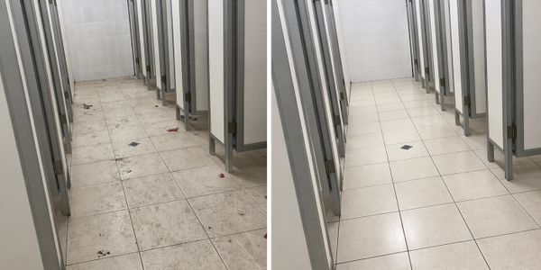 Limpieza profunda y recuperación de baños comerciales antes y después en El Salvador