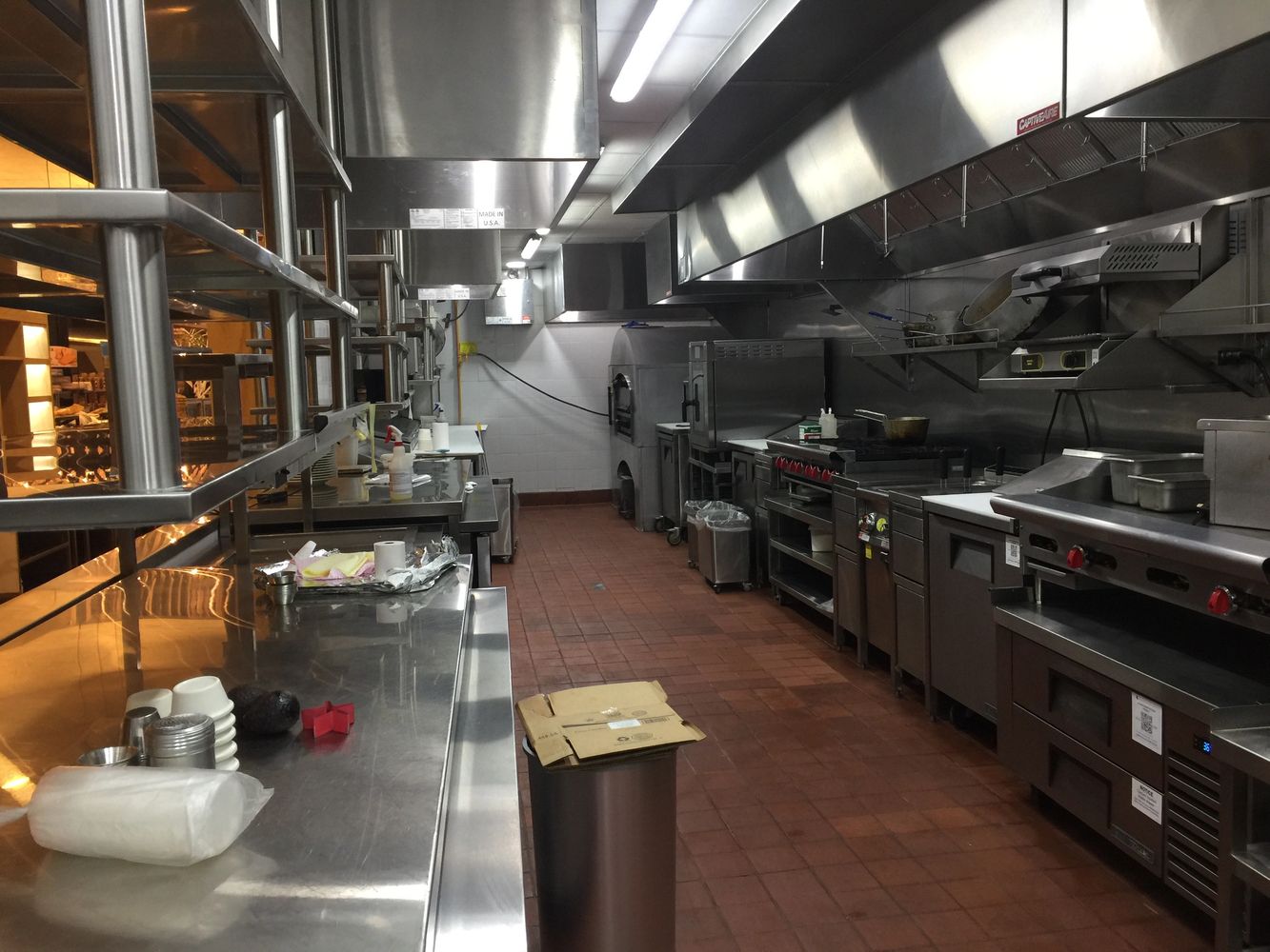 Limpieza final de obra y activación operativa de cocina comercial en restaurante en El Salvador