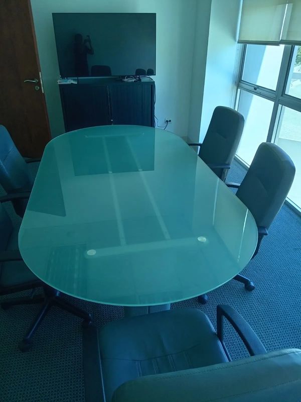 Sala de reuniones corporativa preparada mediante limpieza operativa y acondicionamiento profesional 