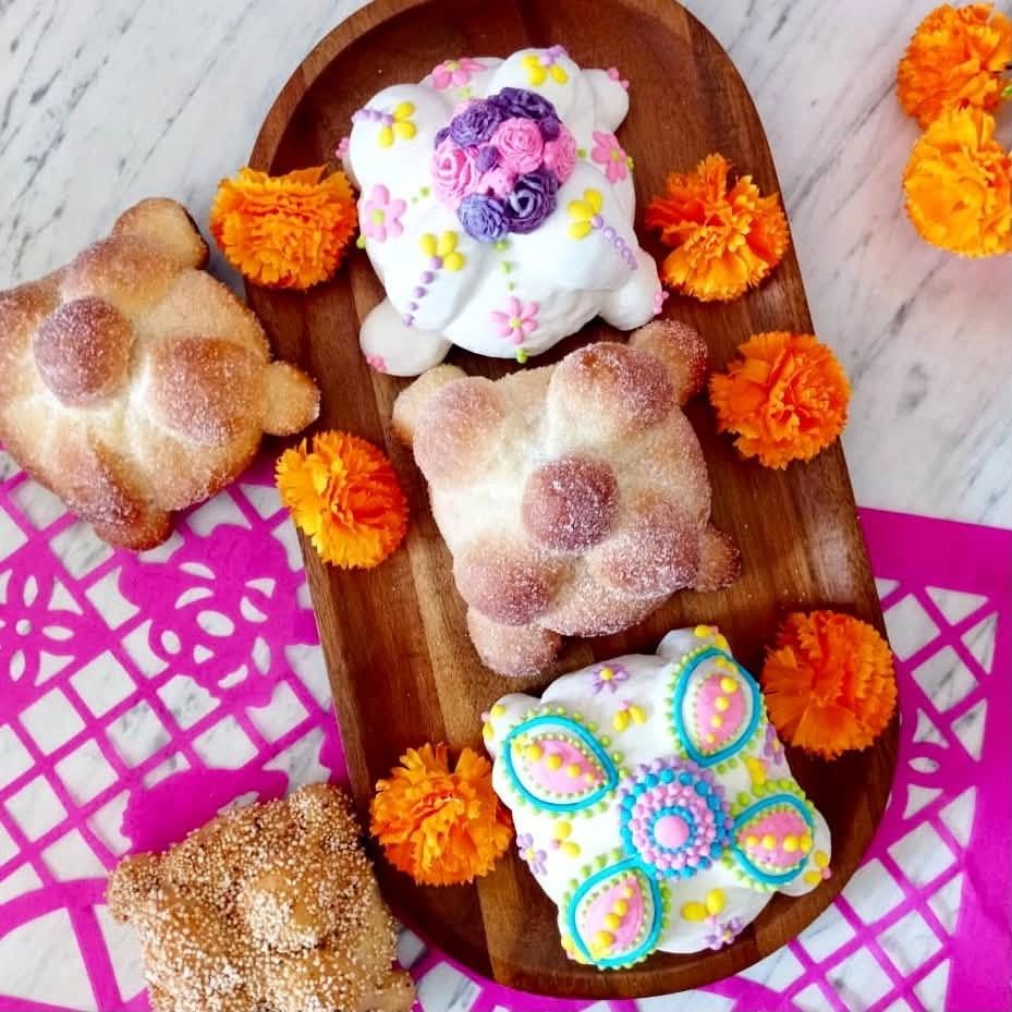 Pan de muerto tradicional y decorado con flores de cempasúchil.