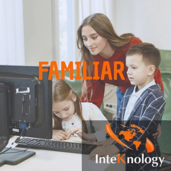 Mujer enseña a dos niños con una computadora, texto 'FAMILIAR'.