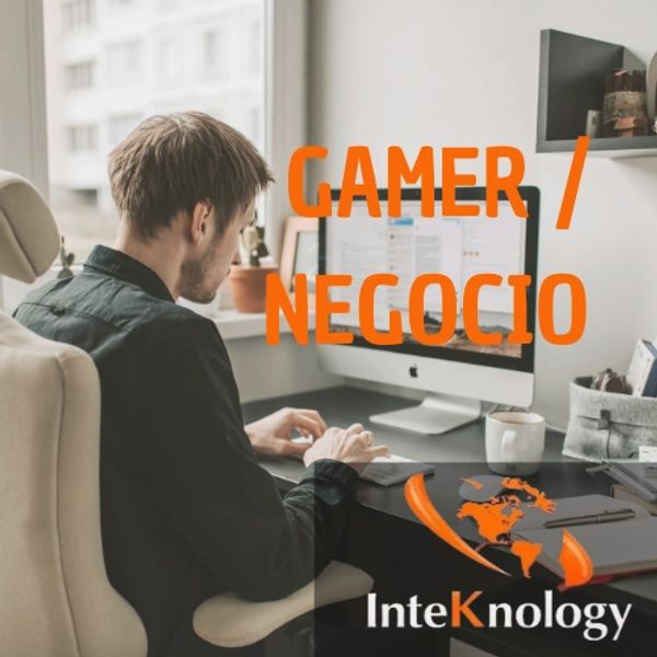 Joven trabajando en computadora con texto "Gamer / Negocio".