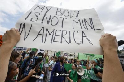 Protester holding sign about bodily autonomy in America.