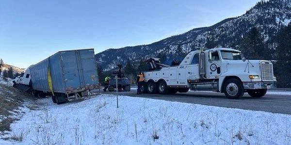 Montana Towing manages a Semi-tractor and Trailer accident in Alberton, MT