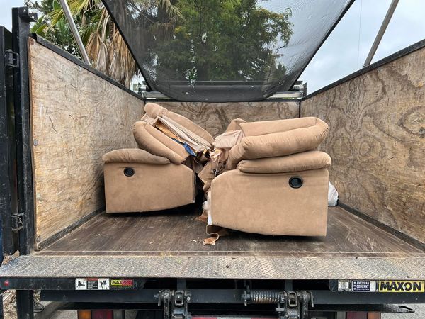 who can pick up my old couch
who can pick up my old sofa
sofa removal near me
chair removal near me