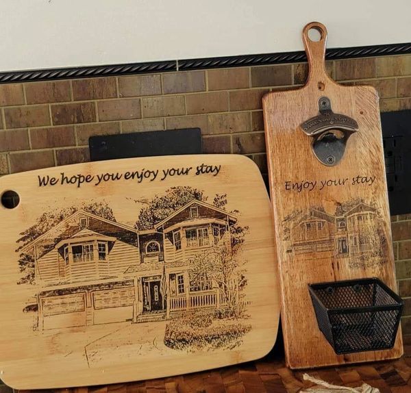 Wooden boards with house sketches and welcoming messages.