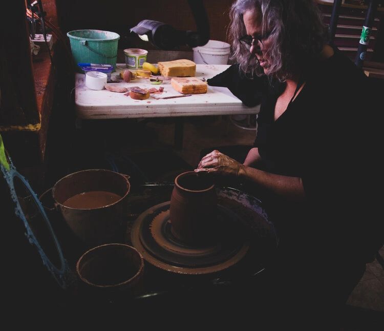 Cristy in her home studio, starting a new jar. (Photo GYC/Emily Reed.)