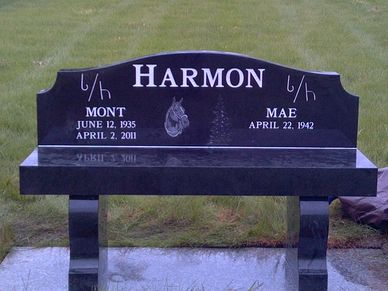 A black granite bench memorial with the name Harmon and dates for Mont and Mae.