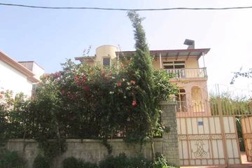 G2 Rent(40,000),CMC, 6 Bd,living/dining room with kitchen, 2 bed with bath, 4 bed with shared bath.