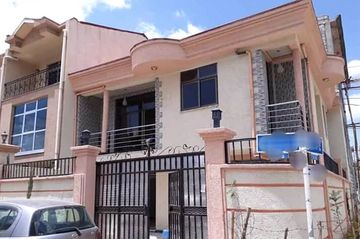 G1 for sale, Ayat, 150m2
9million (negotiable)
Salon: 1
Bed/Bath: 4/3
Kitchen: 2
Service: 2
Park: 2
