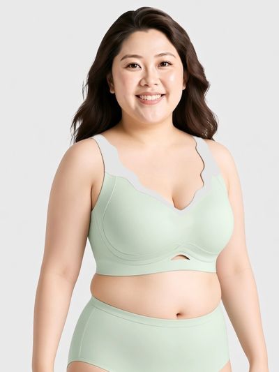 穿着浅绿色内衣的微笑女性。