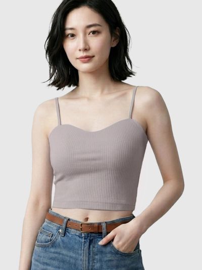 黑发女子穿灰色吊带衫和牛仔裤。