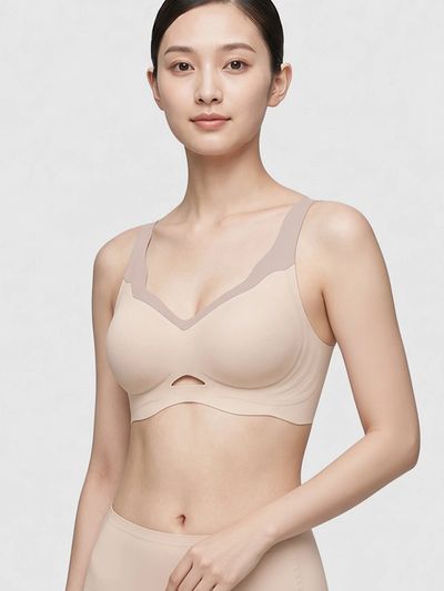 ヌードトーンのワイヤレスブラを着た女性。