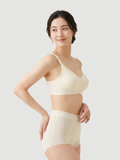 年轻女性穿着浅色内衣微笑。