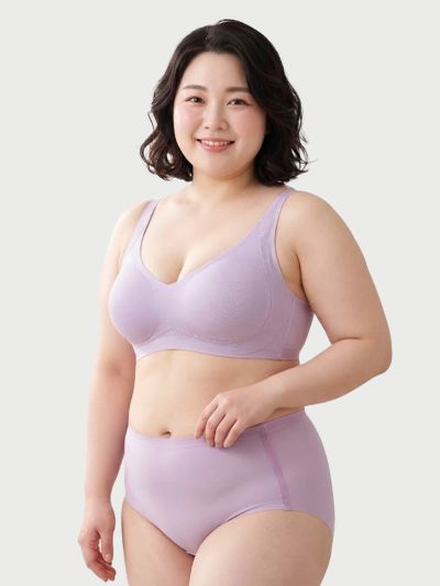 微笑的女性穿着紫色内衣套装。