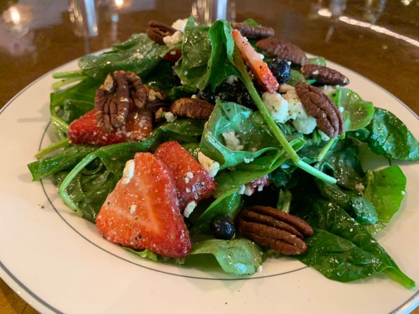 Spinach salad with berries