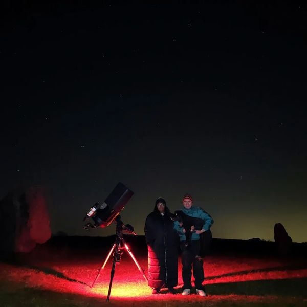 A couple on a NOVA stargazing experience under the night sky in Avebury