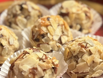 Almond cookies with sweet cherries
