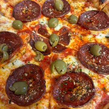 6 Slices- 10 inches
Red Pizza Sauce 
Cheese 
Chorizo Calabrese
Green Olives