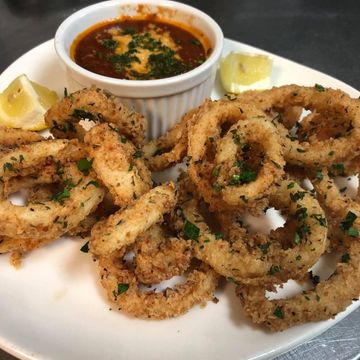 Battered Fried Calamarys w/ Sunday’s Sauce ./ Calamares rebozados y fritos con salsa del Domingo