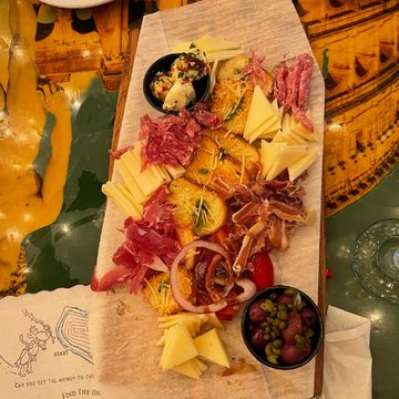 Antipasto
Chef's Selection Cured Meats, Aged Cheese & 
Artisan Bread 