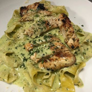 POLO PESTO PAPARDELLE
Grilled Chicken Breast, 
Pappardelle Noodles 
Pesto Cream Sauce 