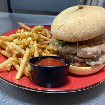 Grilled Porky with Crispy Pancetta, 
Arugula and  Tomato Red Onion & Lemon Thyme Aioli 
POTATO BUNN 