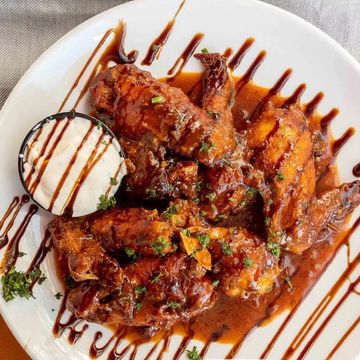 Bone-in Wings with 
Calabrian Hot Sauce 
Drizzle and Gorgonzola
dipping Sauce 