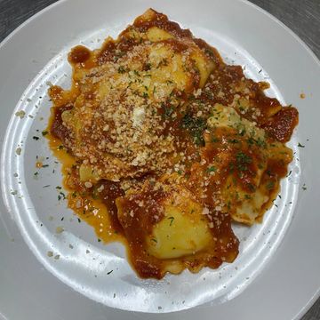 Fresh stuffed pasta served with sundays sauce, butter or garlic sauce
